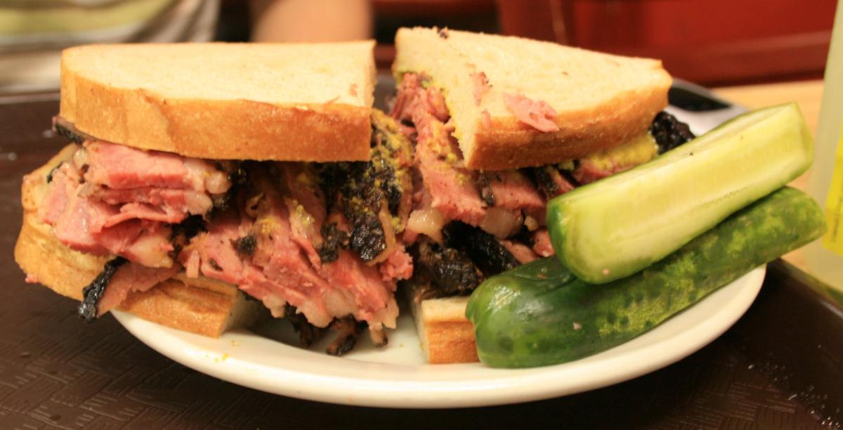 Bocadillo de pastrami con queso