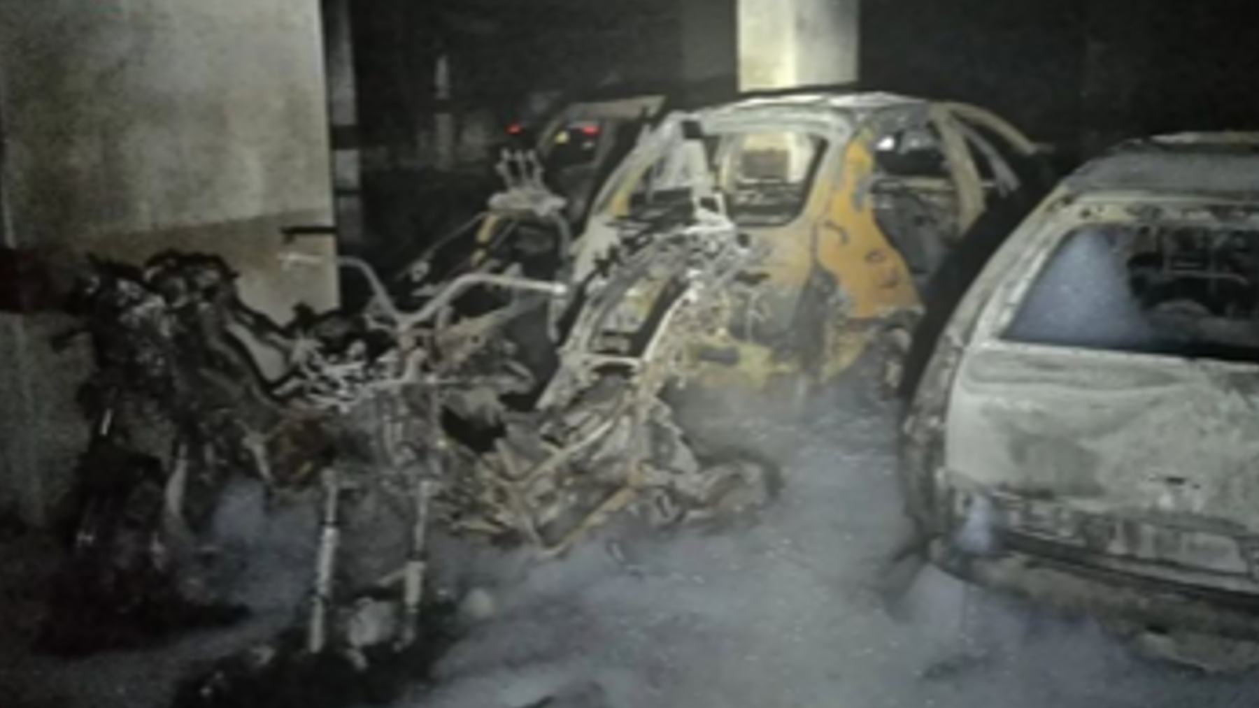 Los vehículos calcinados en el incendio del garaje de Tomás Forteza. BOMBERS DE PALMA