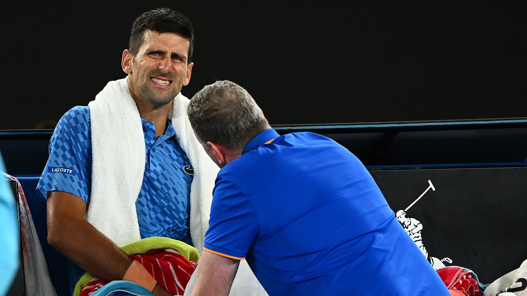 Novak Djokovic, atendido de su lesión en el Open de Australia. (Getty)