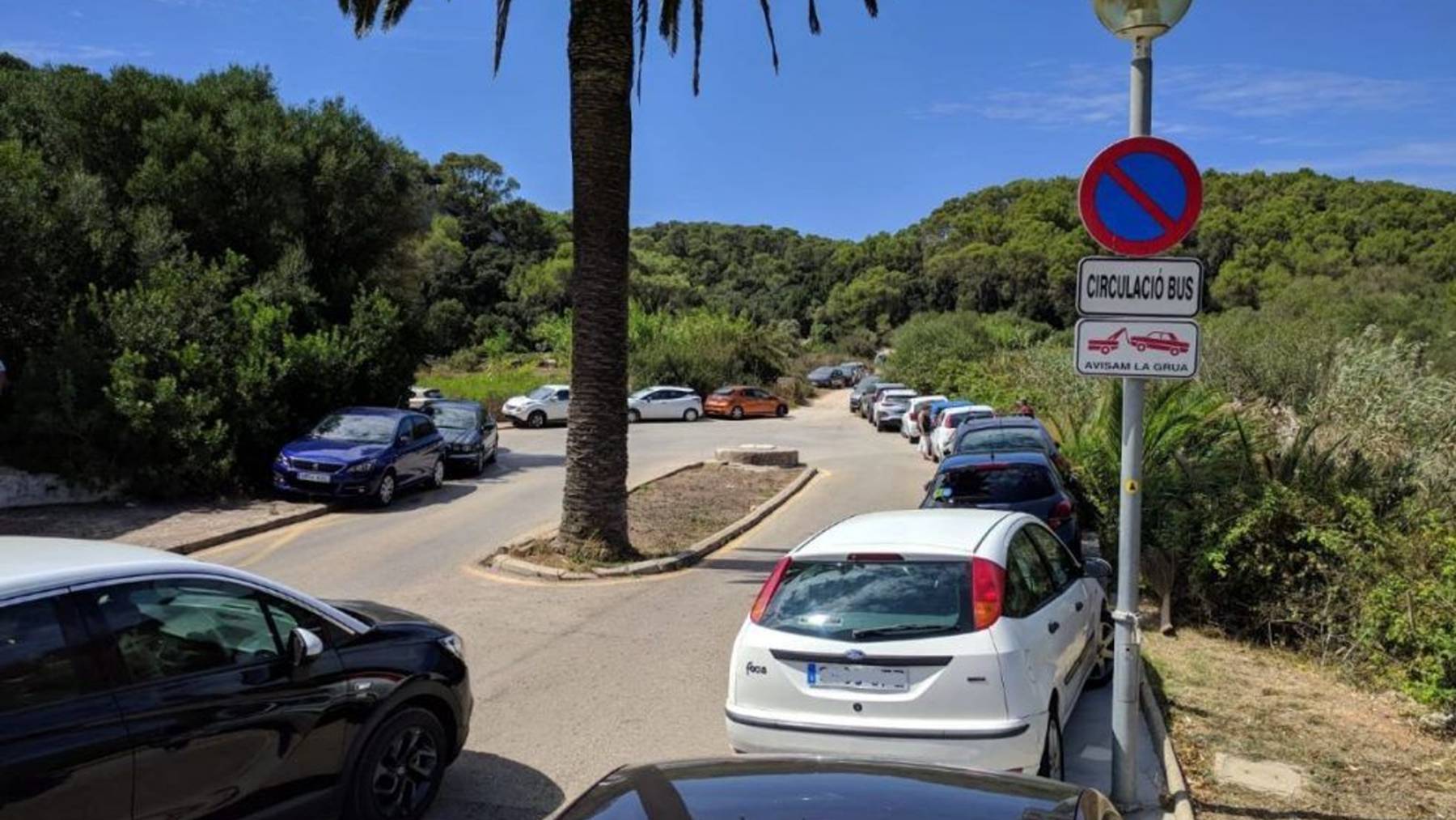 Varios coches en el acceso a Cala Galdana (Menorca).