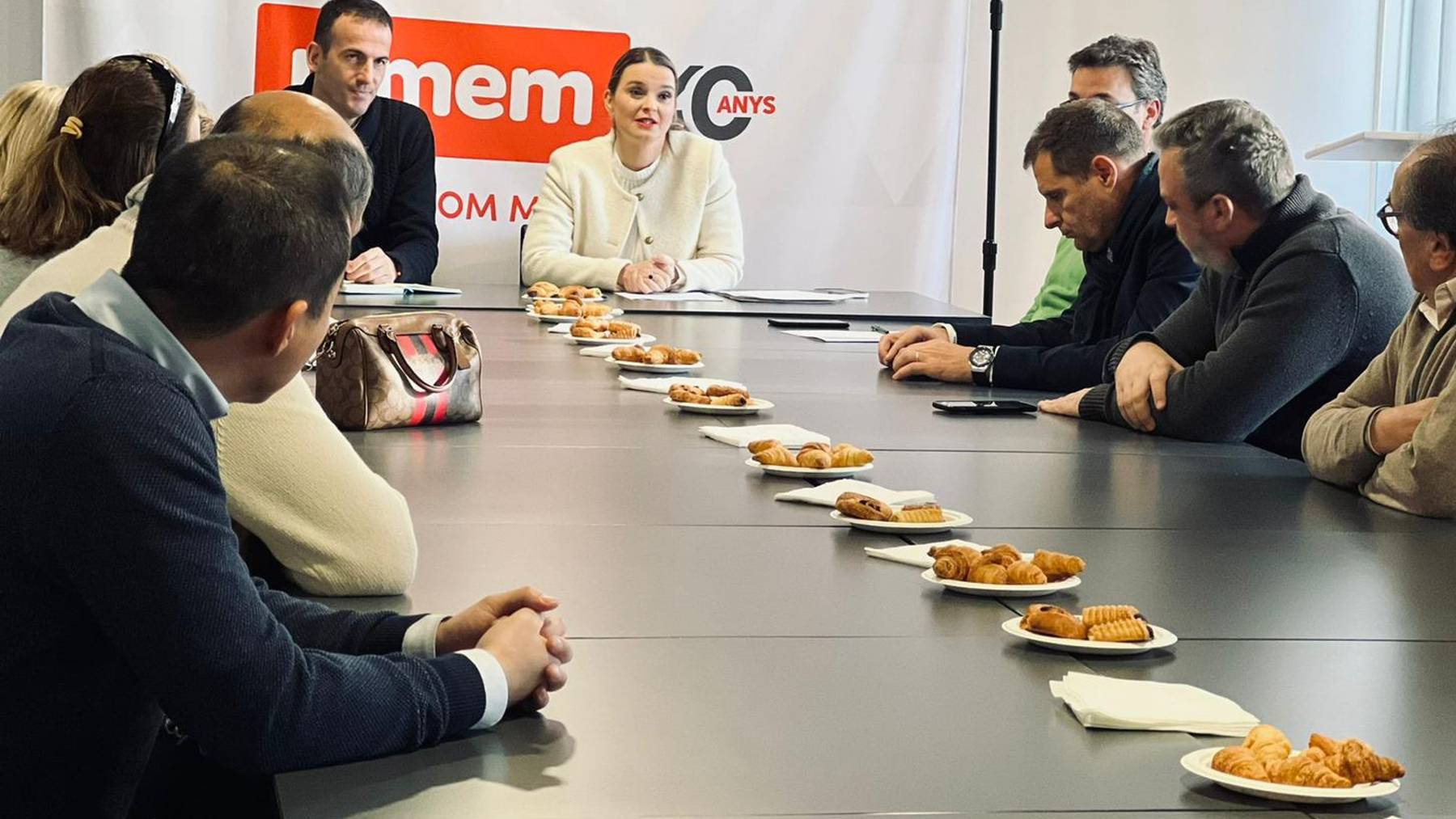Jordi Mora,presidente de Pimem, y Marga Prohens en el centro de la imagen.,