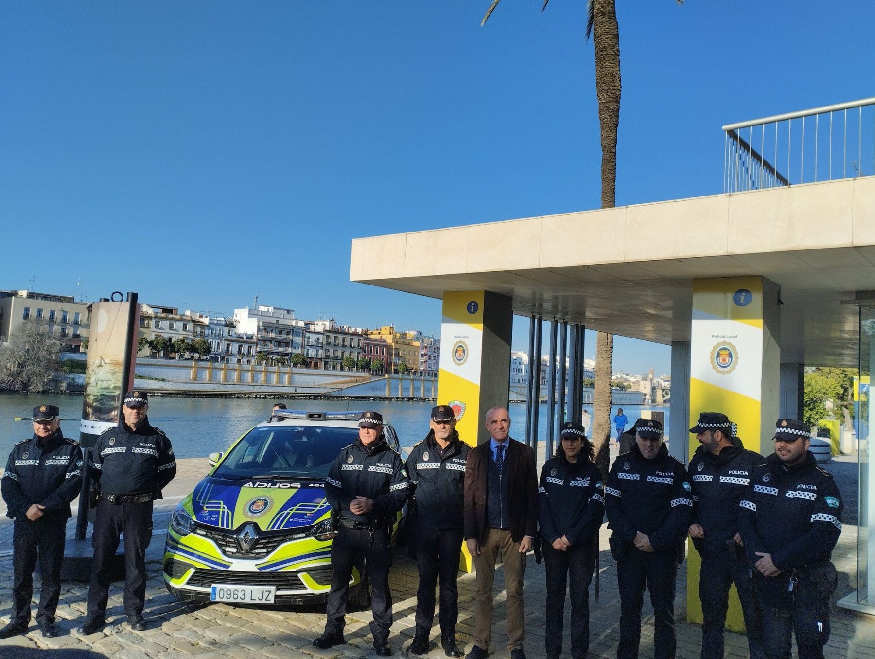 Antonio Muñoz, junto a varios agentes de la Policía Local de Sevilla.