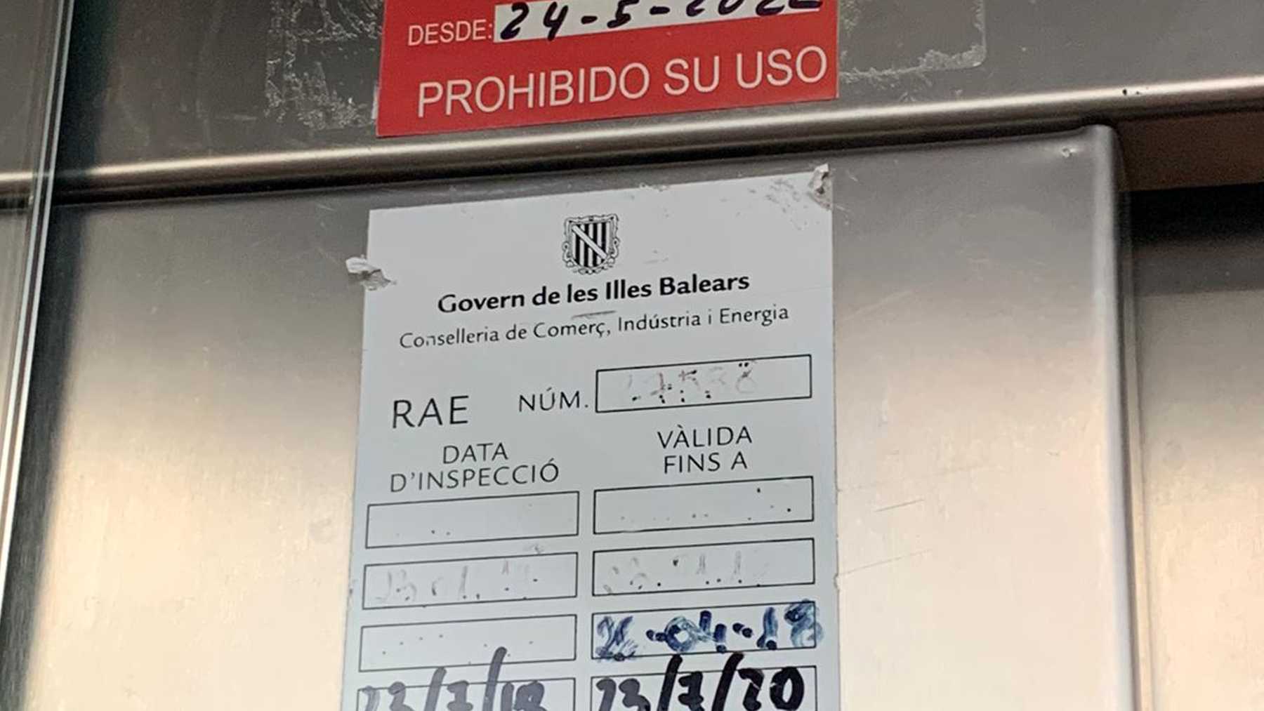 Uno de los ascensores del Ayuntamiento de Palma con la fecha de inspección caducada.