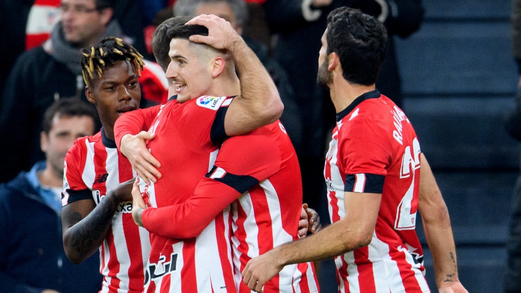 Oihan Sancet celebra con sus compañeros un gol. (Athletic Club)