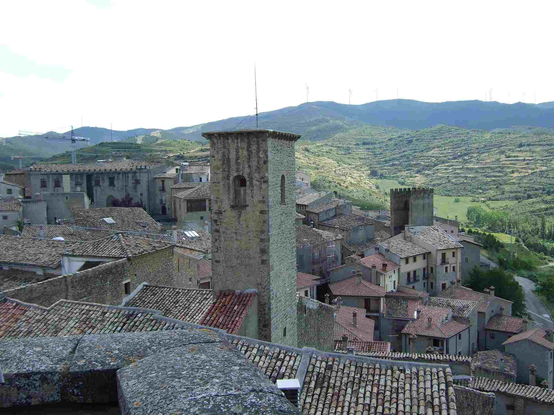 Si eres de esas personas que en sus ratos libres y escapadas disfrutan al reunir el turismo con la historia, probablemente hay un pueblo de España por el que no ha pasado el tiempo. Es medieval y de Aragón, y tendrías que incluir en tu agenda de destinos.  Es justamente Turismo de Aragón el que promociona uno de los secretos mejor guardados de dicha Comunidad. Hablamos de Sos del Rey Católico, una localidad que puede presumir de preservar uno de los mejores conjuntos medievales de toda la región, con lo que eso significa considerando los muchos que se conservan bien en la zona.  Cómo es el pueblo de España por el que no ha pasado el tiempo  De importancia pasada y actual  Sos del Rey Católico destaca porque supo ser la cuna del Rey Fernando El Católico, quien decidió también que se la estableciera como atalaya fronteriza entre los antiguos reinos de Aragón y Navarra.  Pero, a diferencia de otras ciudades que fueron utilizadas de una forma similar, este pueblo casi no sufrió cambios. Al menos claro, la parte del mismo que declarada Conjunto Histórico-Artístico, una visita imprescindible para aquellos que se dedican a recorrer el país en busca de los rastros visibles de la arquitectura medieval.  Prácticamente en cualquier punto en que nos encontremos, vamos a poder notar uno de sus máximos atractivos. Junto al Castillo del siglo XII se alza la Torre del Homenaje, a cuyos pies nace el recorrido de vías y callejones típico de muchos viejos centros urbanos que llevaba directo hacia las principales tiendas, como las juderías.  Siguiendo este trazado, vas a toparte con algunos imprescindibles como la lonja, la Plaza mayor y la casa consistorial. A tu paso irán apareciendo numerosas casas nobiliarias que ocuparon los hombres más importantes de entonces.  El Palacio de Sada y el estilo románico  Son muchos los recintos que valen la pena, pero hay uno que sobresale entre todos los demás: el Palacio de Sada. Conocido por ser el sitio de nacimiento de Fernando El Católico, a día de hoy se halla en su interior una entidad indispensable, el Centro de Interpretación dedicado a la figura del monarca, además de la oficina de turismo.   En materia de arquitectura, y más concretamente en el estilo románico, hay dos iglesias en las que detenerse. Tanto la iglesia de San Martín de Tours como la de San Esteban son dos paradas obligatorias en tu paseo.   Si te sobra algo de tiempo, la judería y sus alrededores son perfectos para comer algo y recuperarte de estas excursiones.