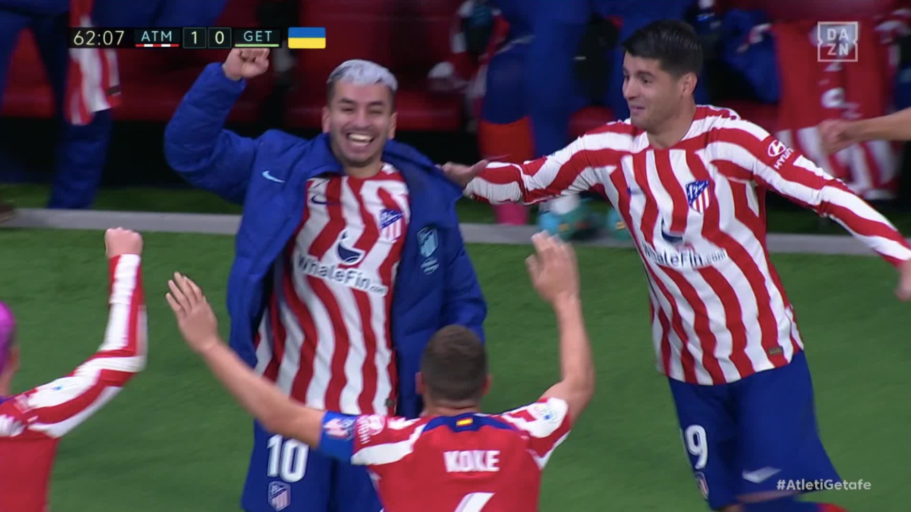 Los jugadores del Atlético celebran el gol de Correa.