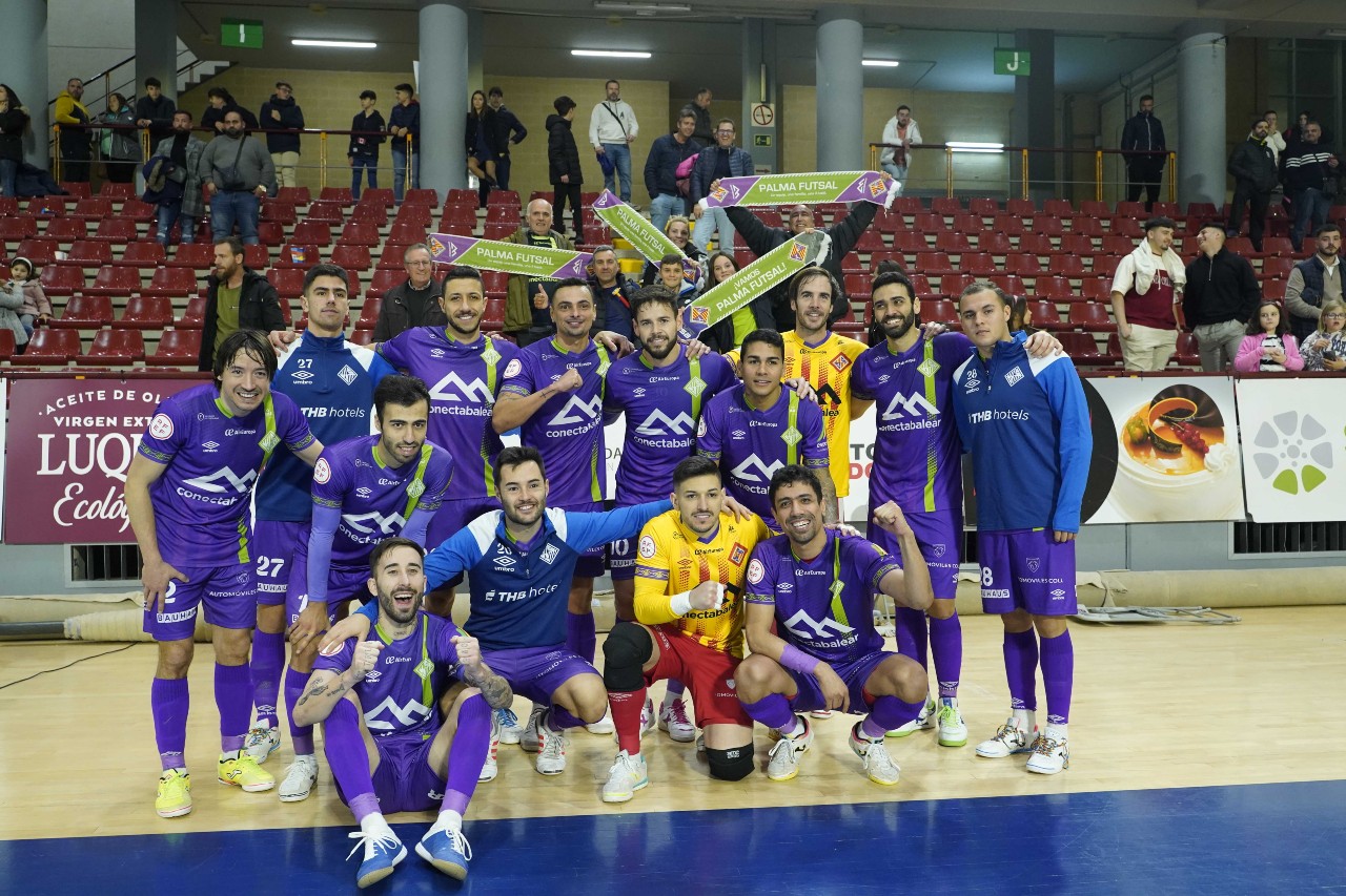 La plantilla del Mallorca Palma Futsal celebra la victoria junto a unos aficionoados desplazados