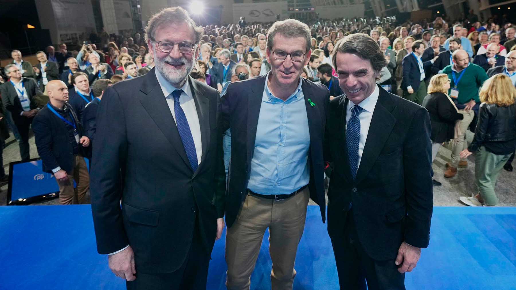 Feijóo con Aznar y Rajoy en Valencia. (Foto: PP)