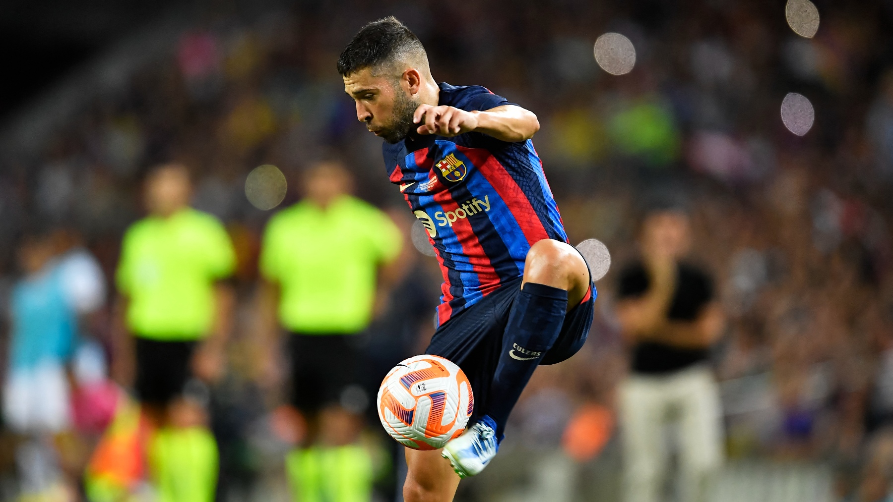 Jordi Alba controlando un balón en el Camp Nou. (AFP)