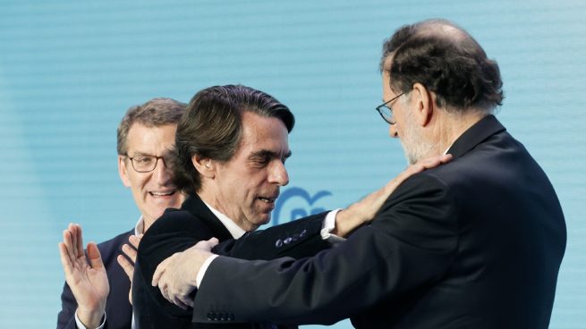 Abrazo de Aznar y Rajoy en Valencia junto a Feijóo. (Foto: EFE)