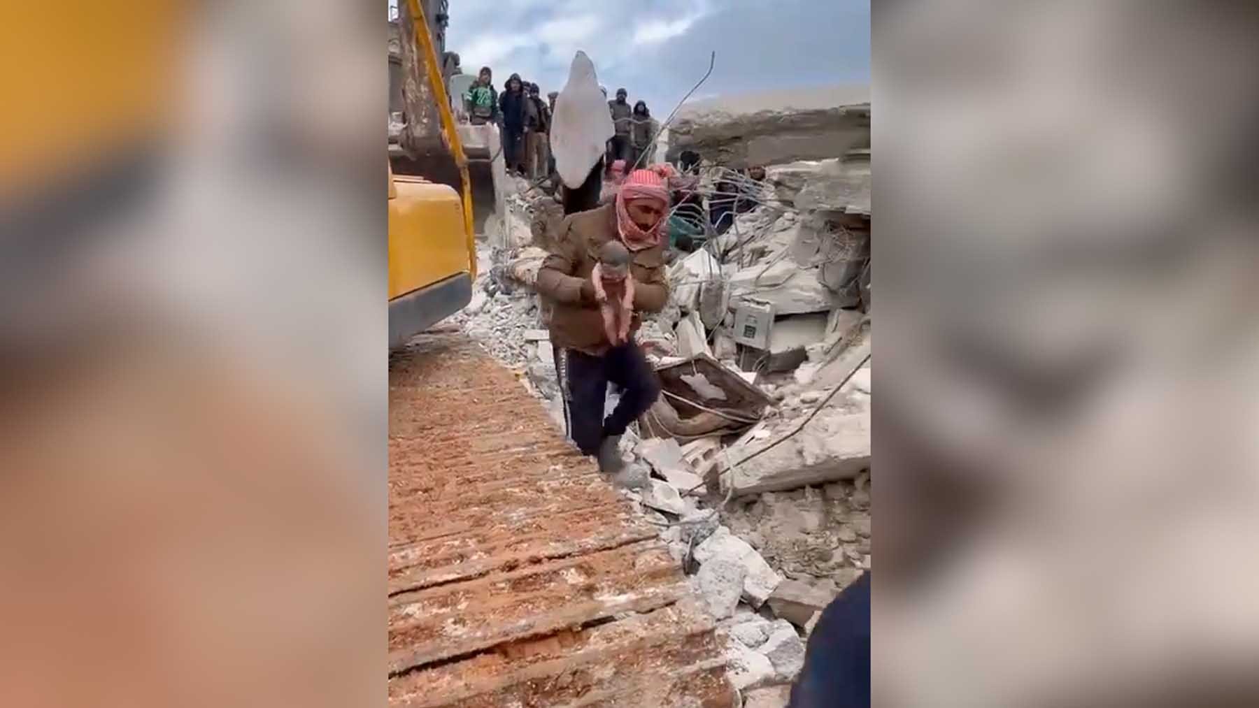 ‘Bebé milagro’ en Siria nace entre los escombros del terremoto