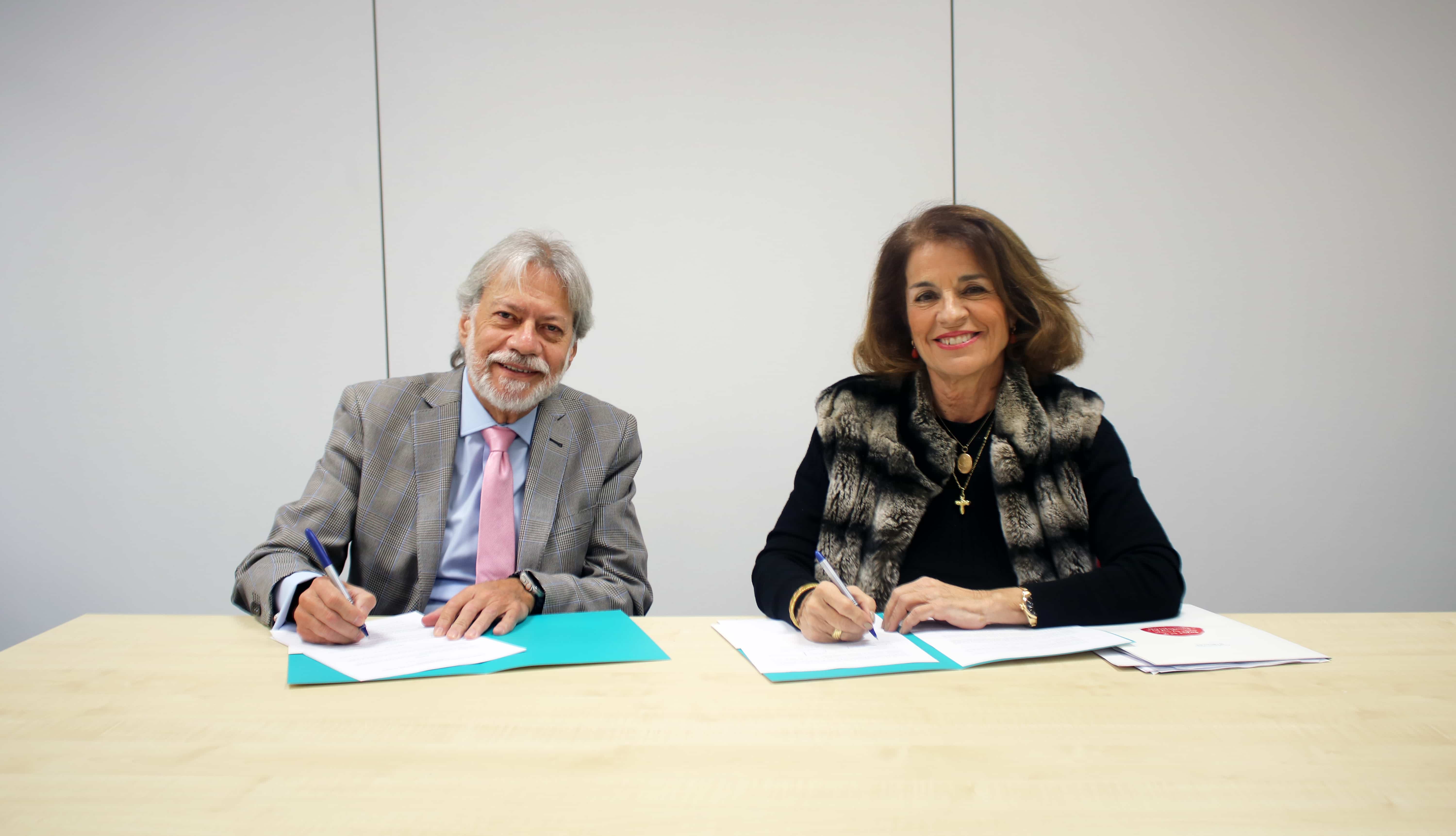 Luis Amodio, presidente del Consejo de Administración de OHLA , y Ana Botella, presidenta de la Fundación Integra.