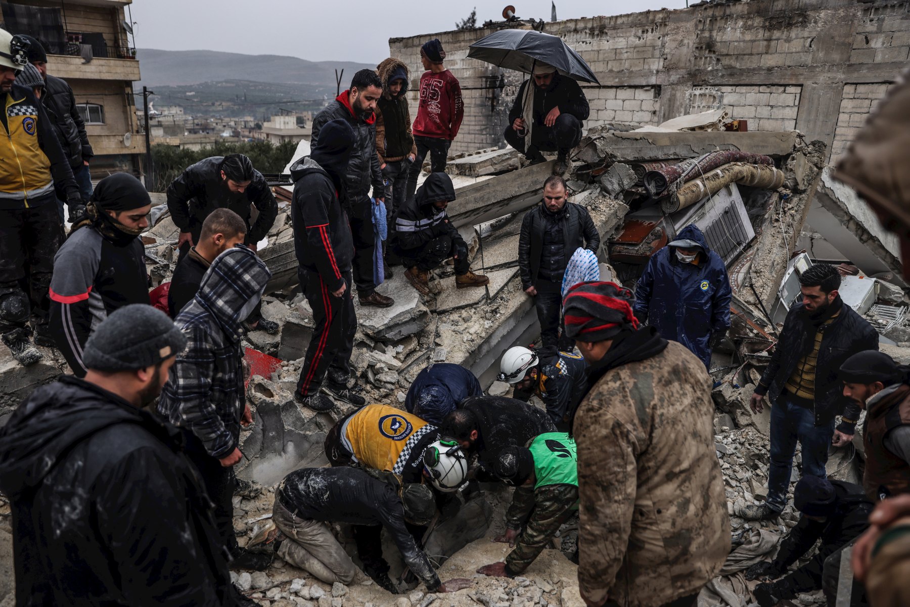 Miembros de los cascos blancos trabajan en las labores de rescate en Siria (Foto: EP)