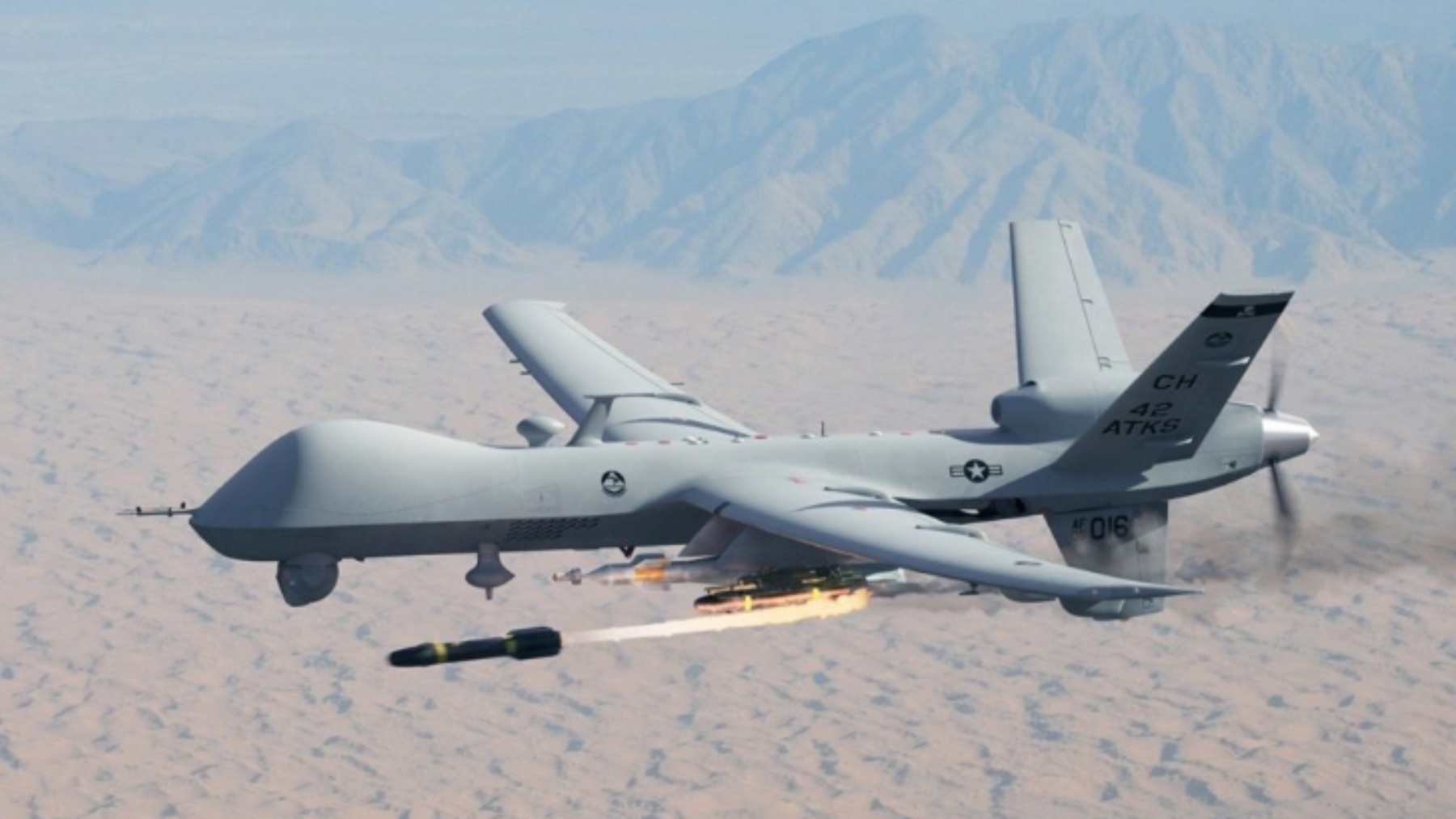 Un dron Reaper disparando un misil.