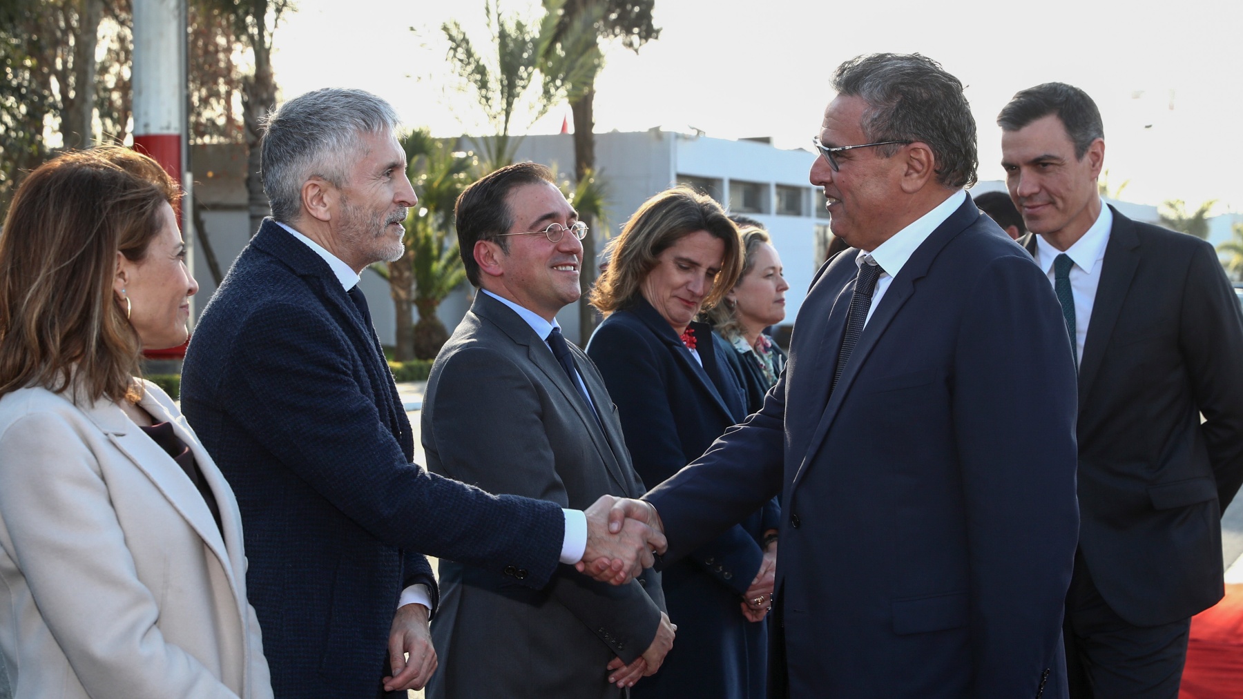 Fernando Grande-Marlaska saluda al primer ministro marroquí.