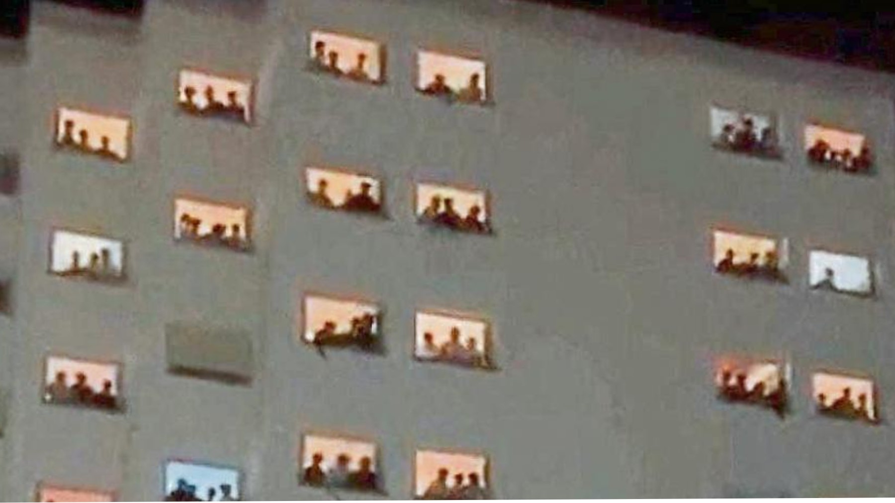 Los estudiantes del Elías Ahúja, apostados en las ventanas durante la arenga machista contra las chicas del Santa Mónica