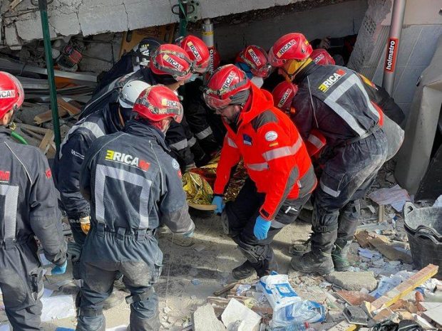 Bomberos de Madrid rescatan con vida a dos hombres en Turquía tras 10 horas de peligrosa odisea