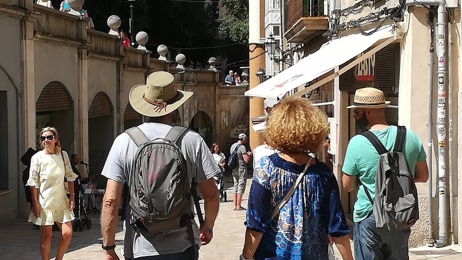 Turistas paseando por el centro de Palma. (Europa Press).