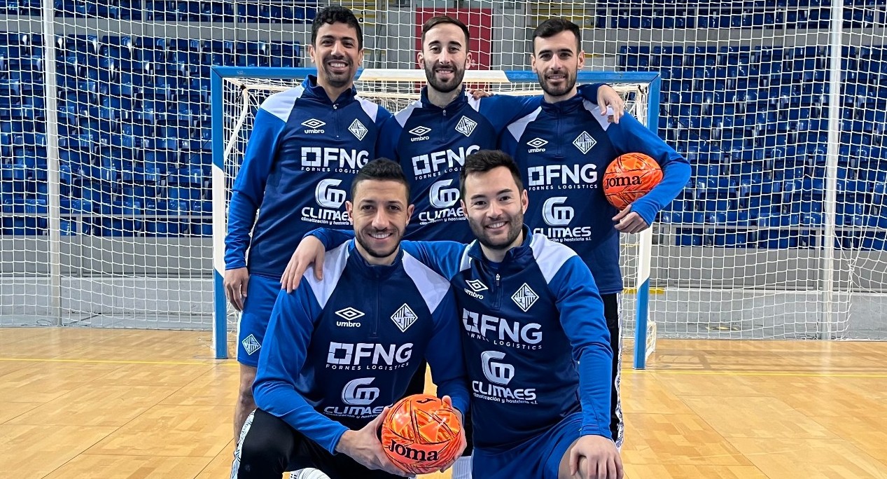 Tayebi, Rivillos, Eloy Rojas, Cainan y Saldise posan antes de viajar este jueves a Granada (1) (1)