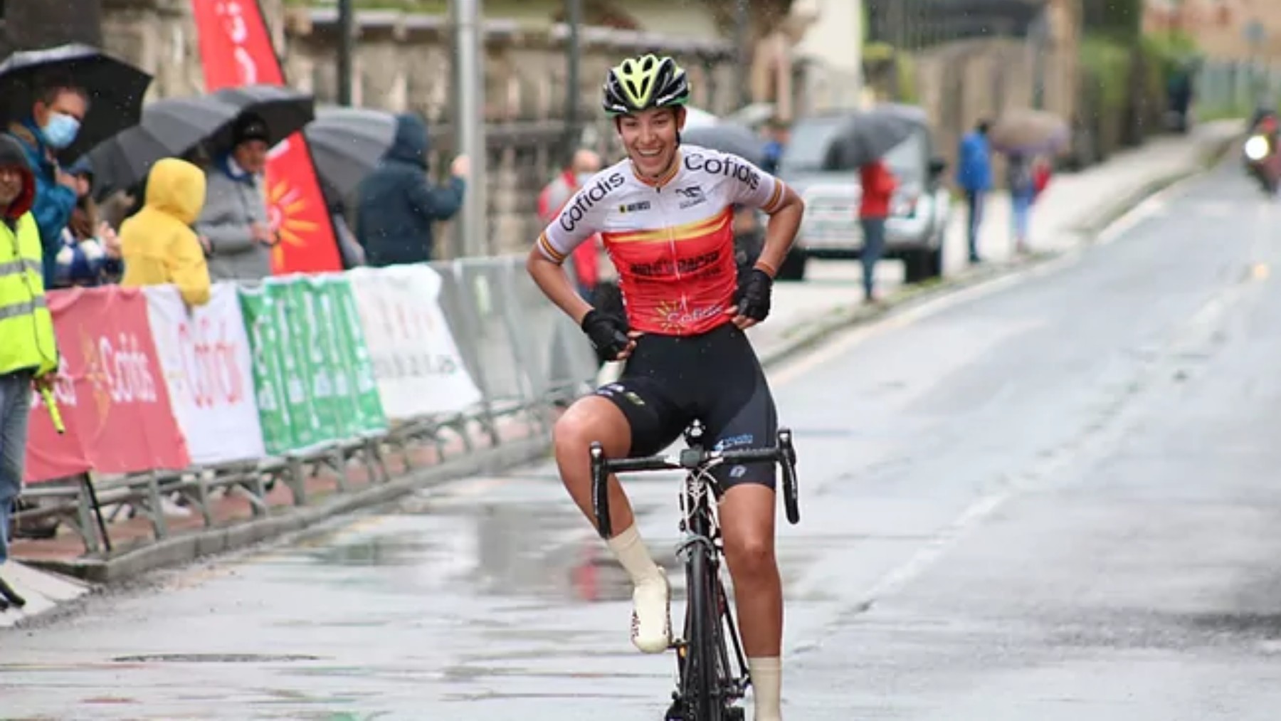 Estela Domínguez, tras ganar una carrera. (RFEC)