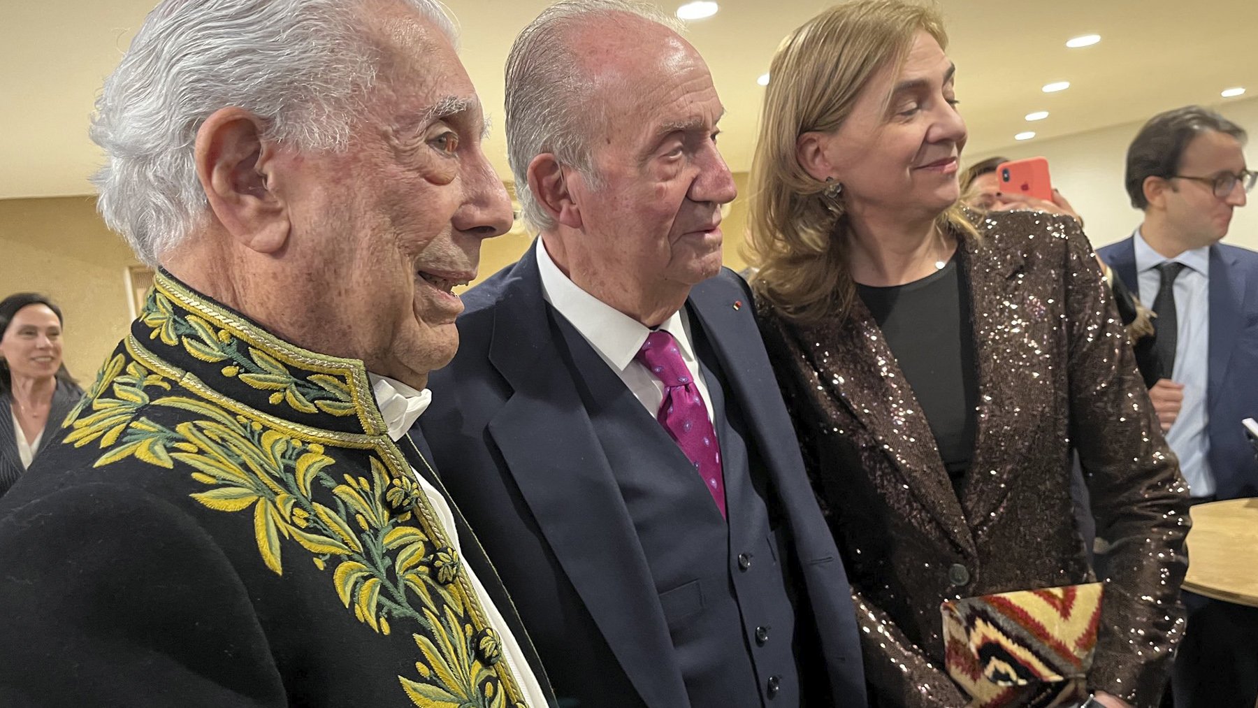 Mario Vargas Llosa, Juan Carlos I y la infanta Cristina (@AlvaroVargasLl).