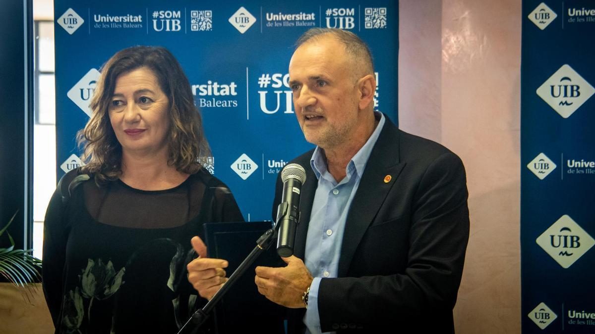 La presidenta socialista del Govern balear, Francina Armengol y el rector de la UIB, Jaume Carot.