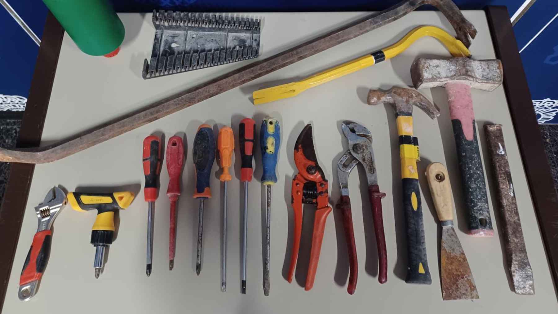 Herramientas utilizadas por los ladrones para robar el cableado eléctrico. POLICÍA NACIONAL