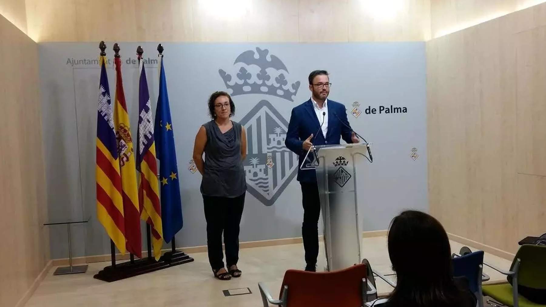 El alcalde socialista de Palma, José Hila y la concejala de Seguridad Ciudadana, Joana María Adrover.