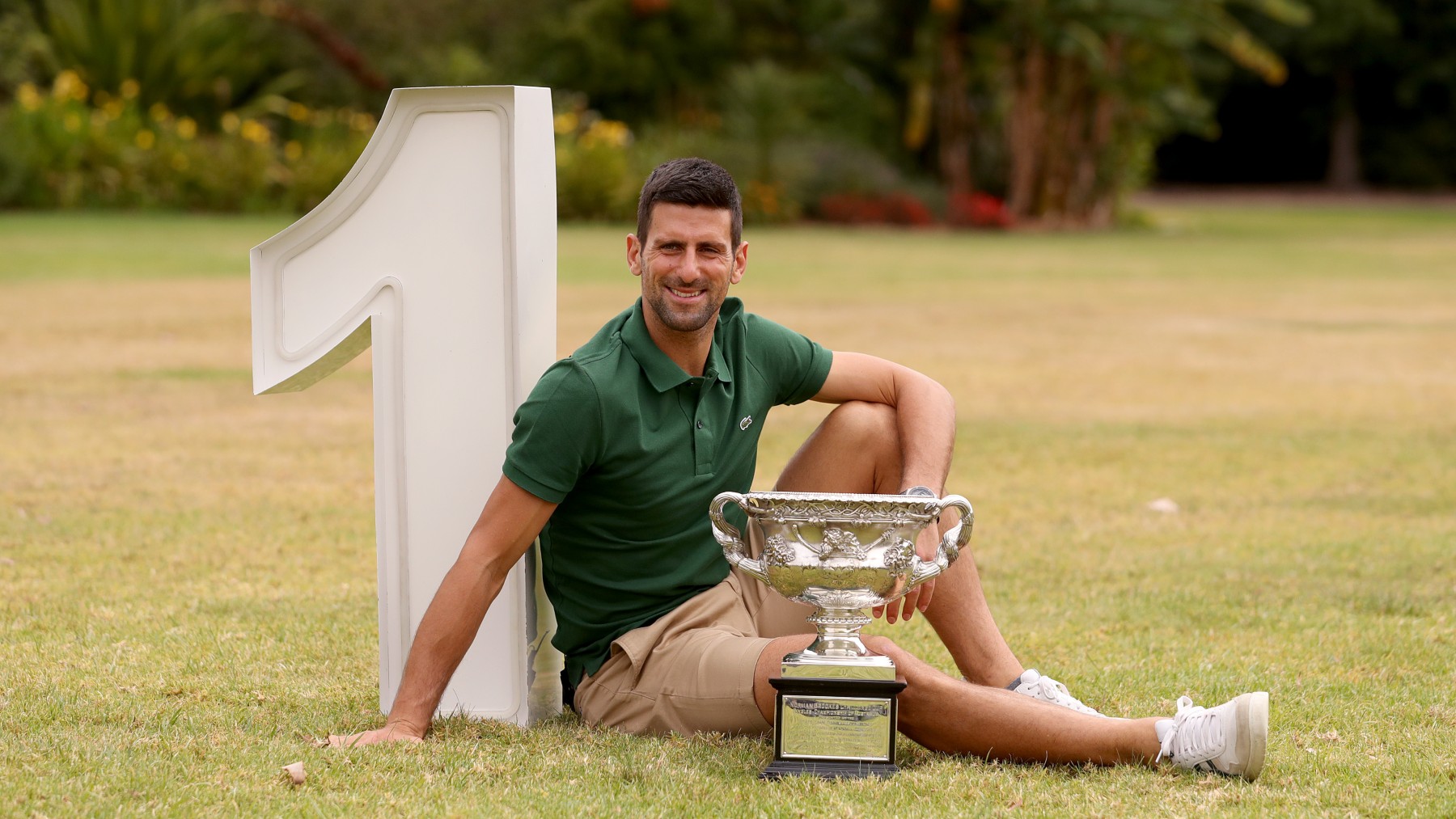 Novak Djokovic, con el título y el ‘1’ en Australia. (Getty)