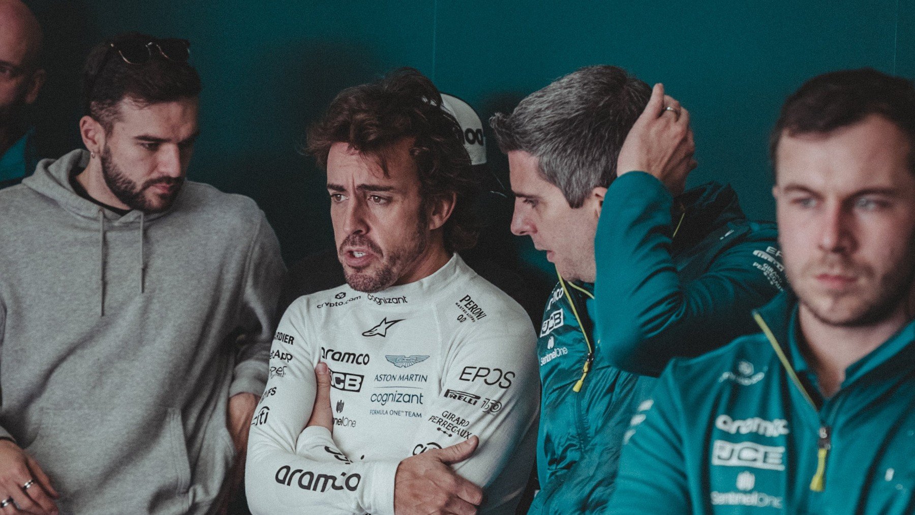 Fernando Alonso en el garaje de Aston Martin. (AM)