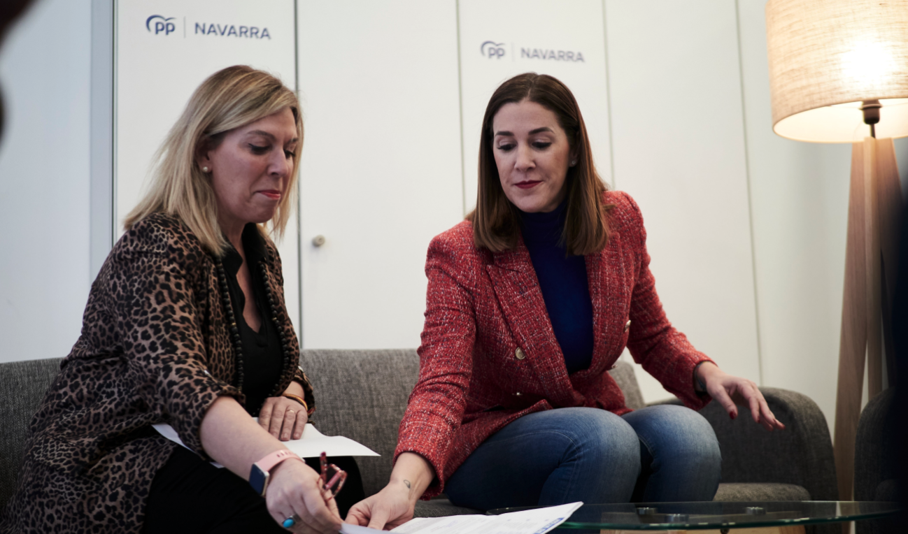 La senadora Ruth Goñi (d) con la secretaria general del PPN, Amelia Salanueva