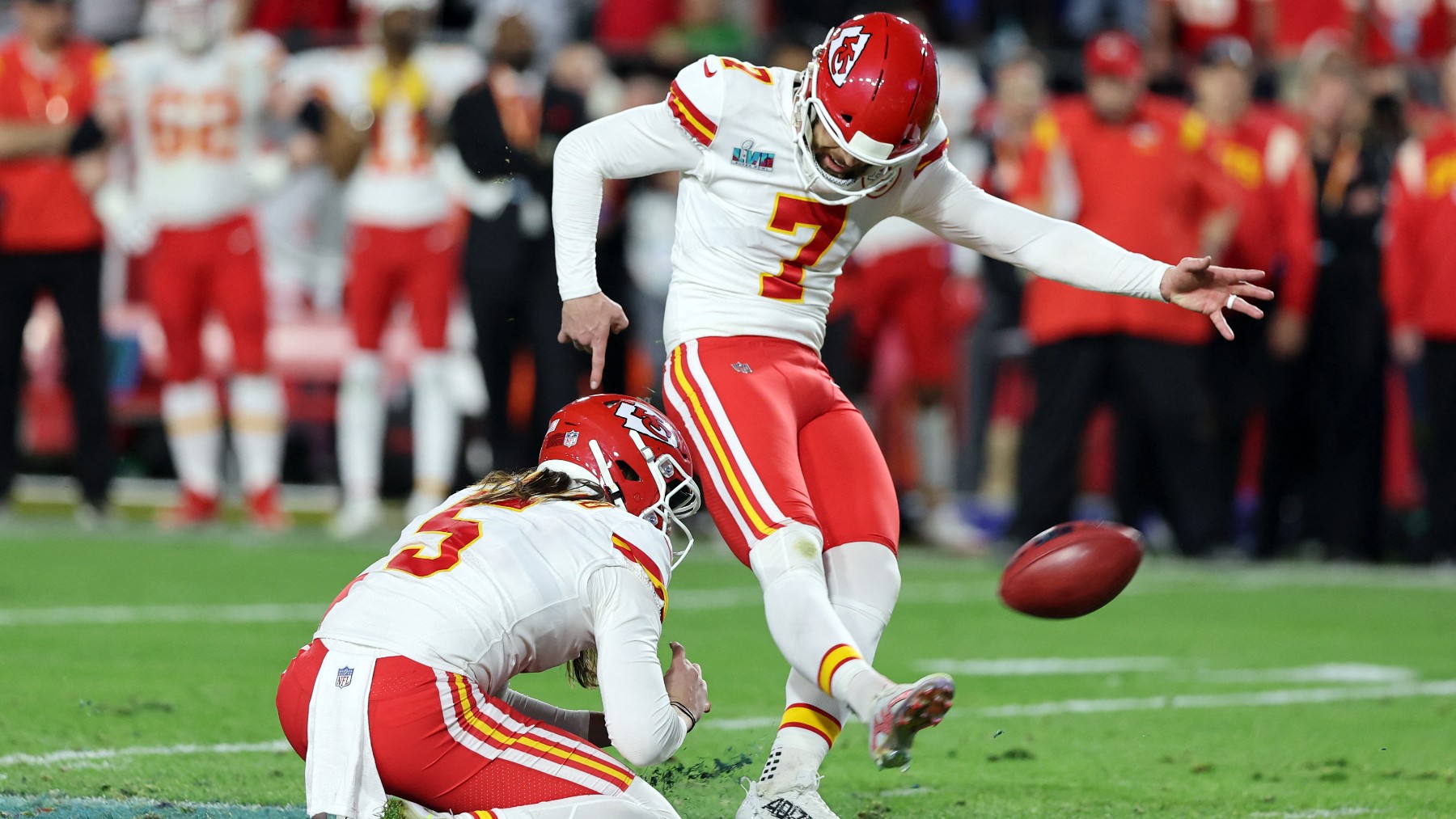 Harrison Butker golpea el esférico en la final. (AFP)