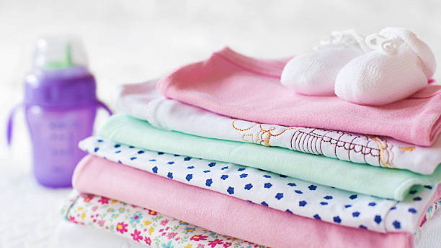 Descubre las pautas para organizar la ropa del recién nacido