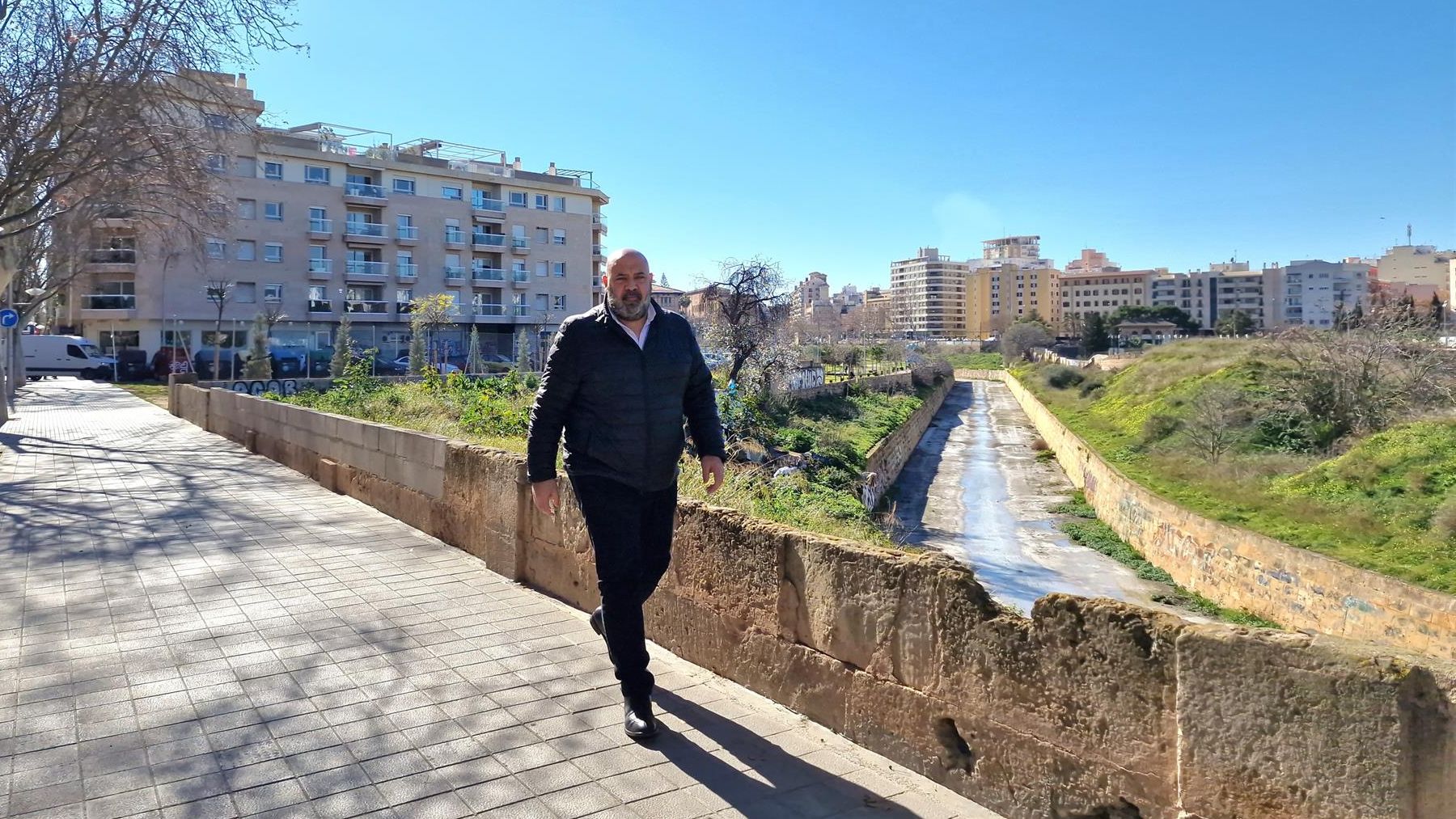 El candidato del PP en Palma, Martínez Llabrés, junto al Torrent de Sa Riera.