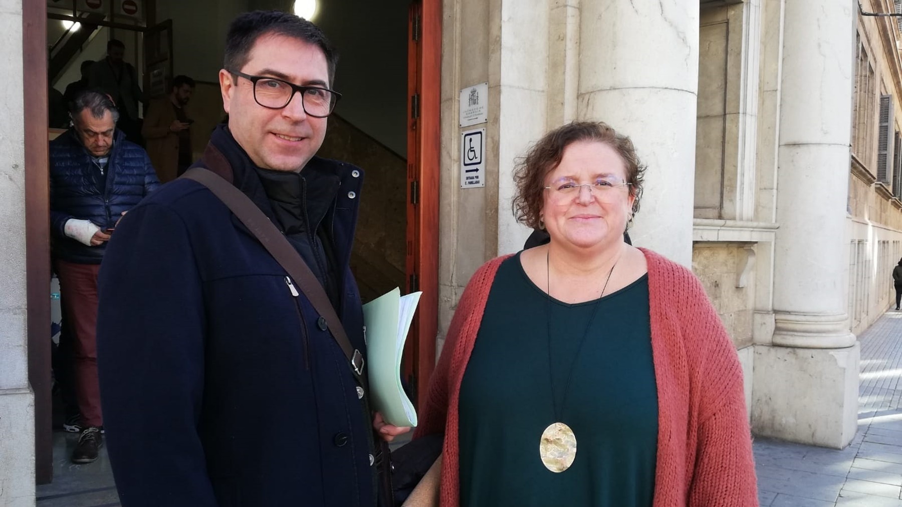 La exconsellera de Cultura y regidora de MÉS en Andratx, Ruth Mateu, junto a su abogado, Sebastià Rubí, tras declarar en el Juzgado.