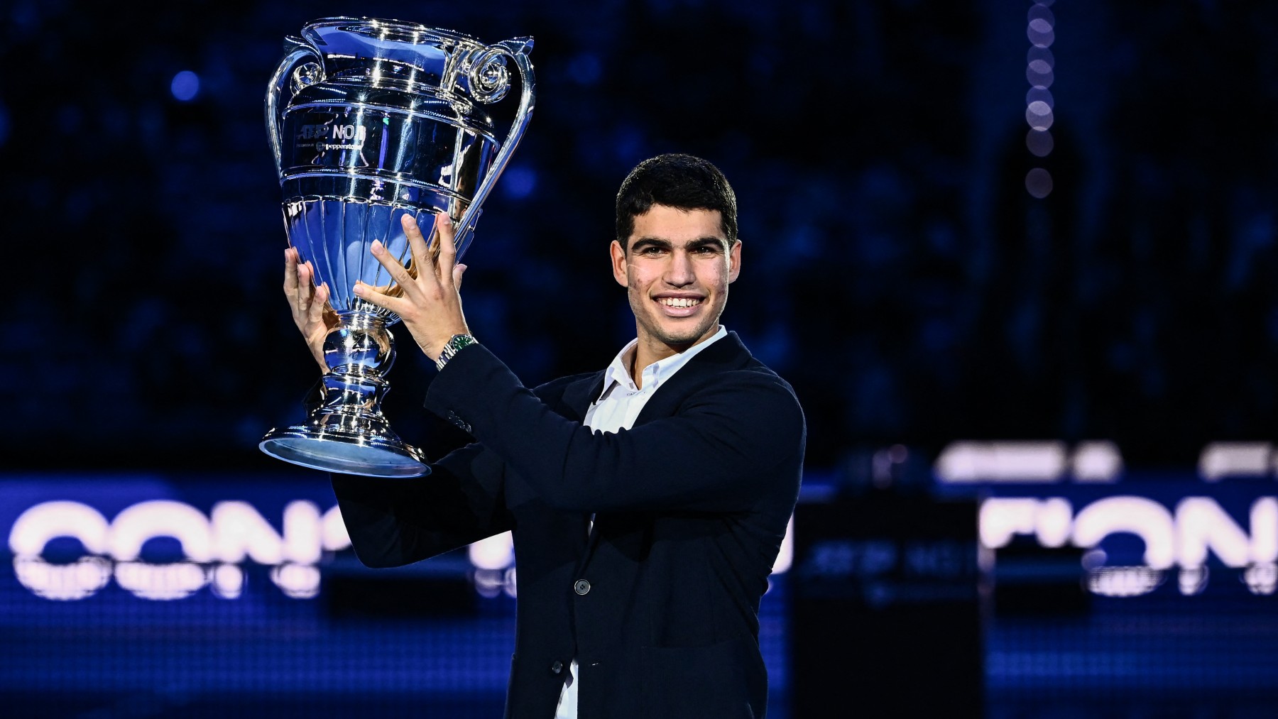 Carlos Alcaraz, con el trofeo de número uno del mundo. (AFP)
