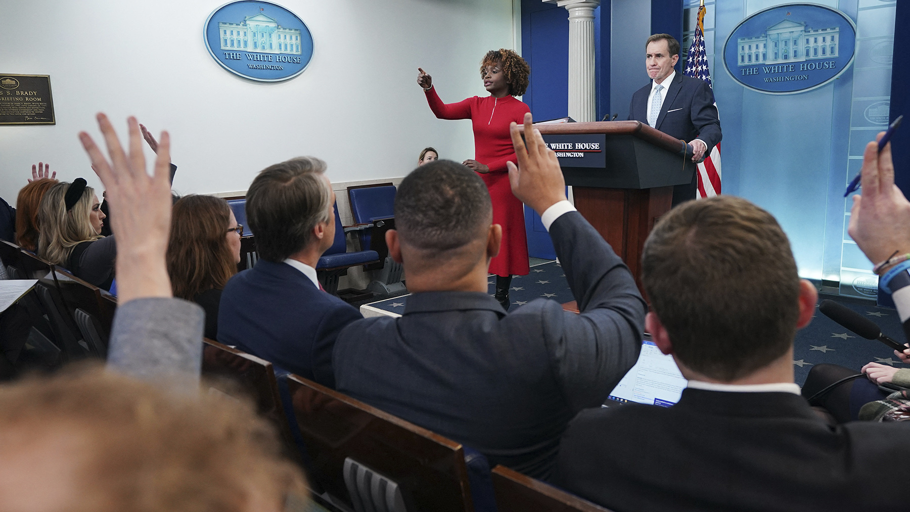 karine Jean-Pierre y John Kirby, en la rueda de prensa en la Casa Blanca sobre los artefectos derribados en EEUU.