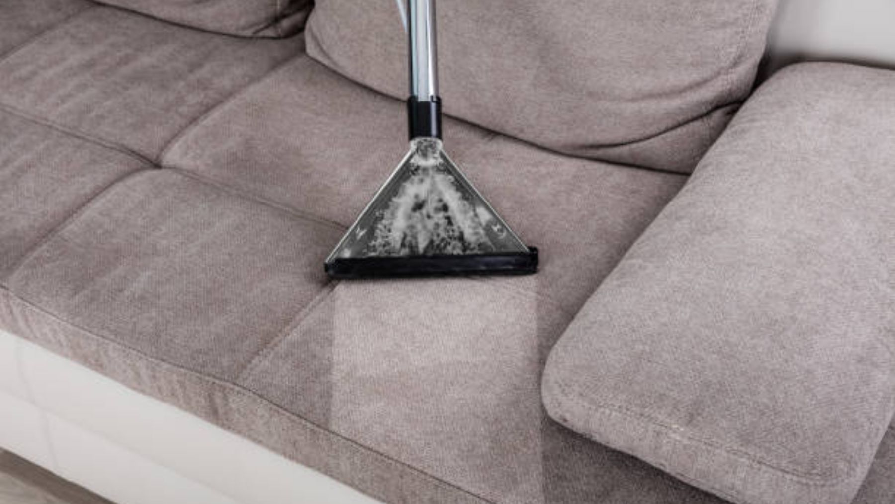 Cómo limpiar un sofá: quitar manchas y olores
