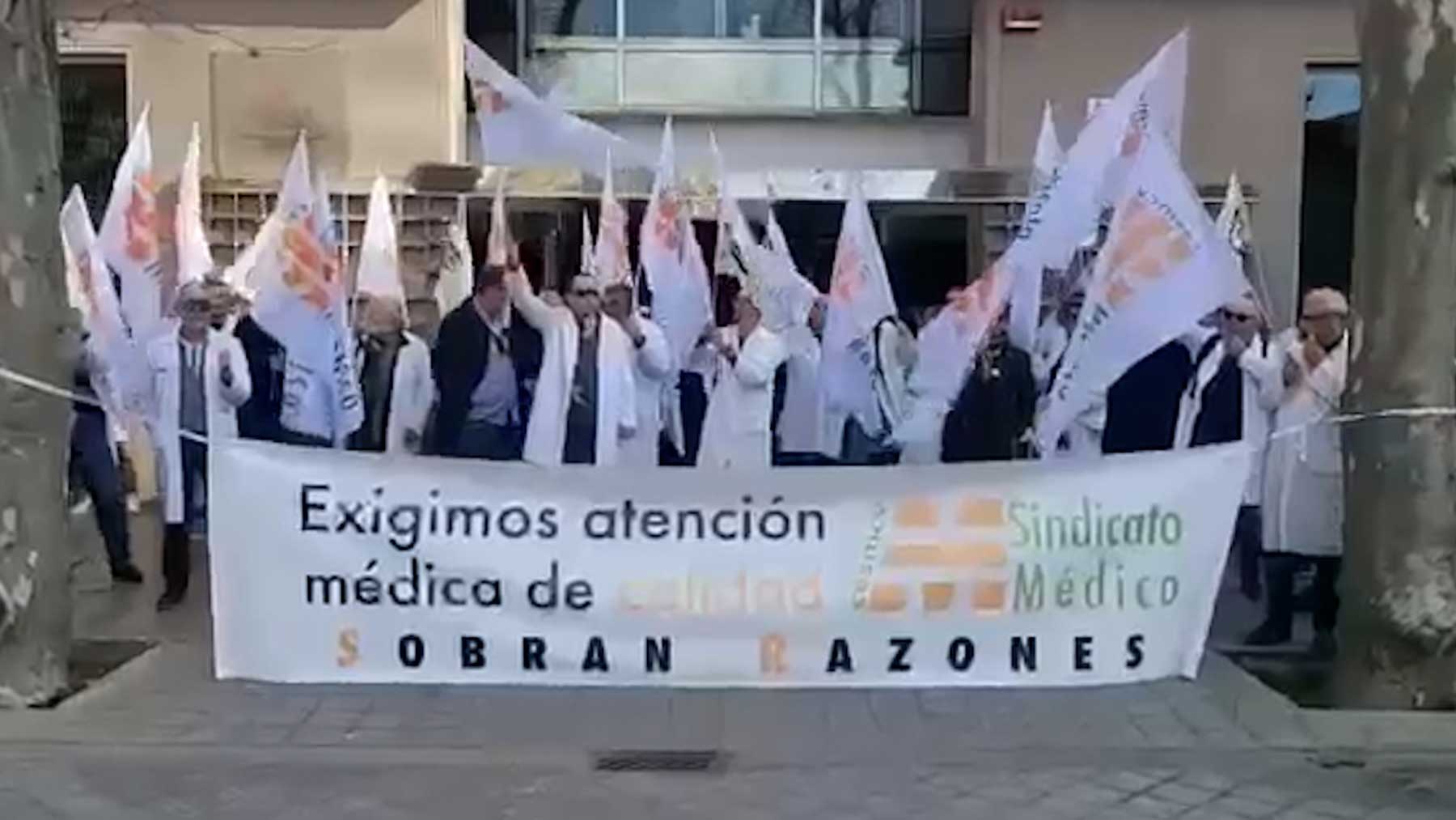 Los médicos valencianos protestan ante la Consejería de Sanidad