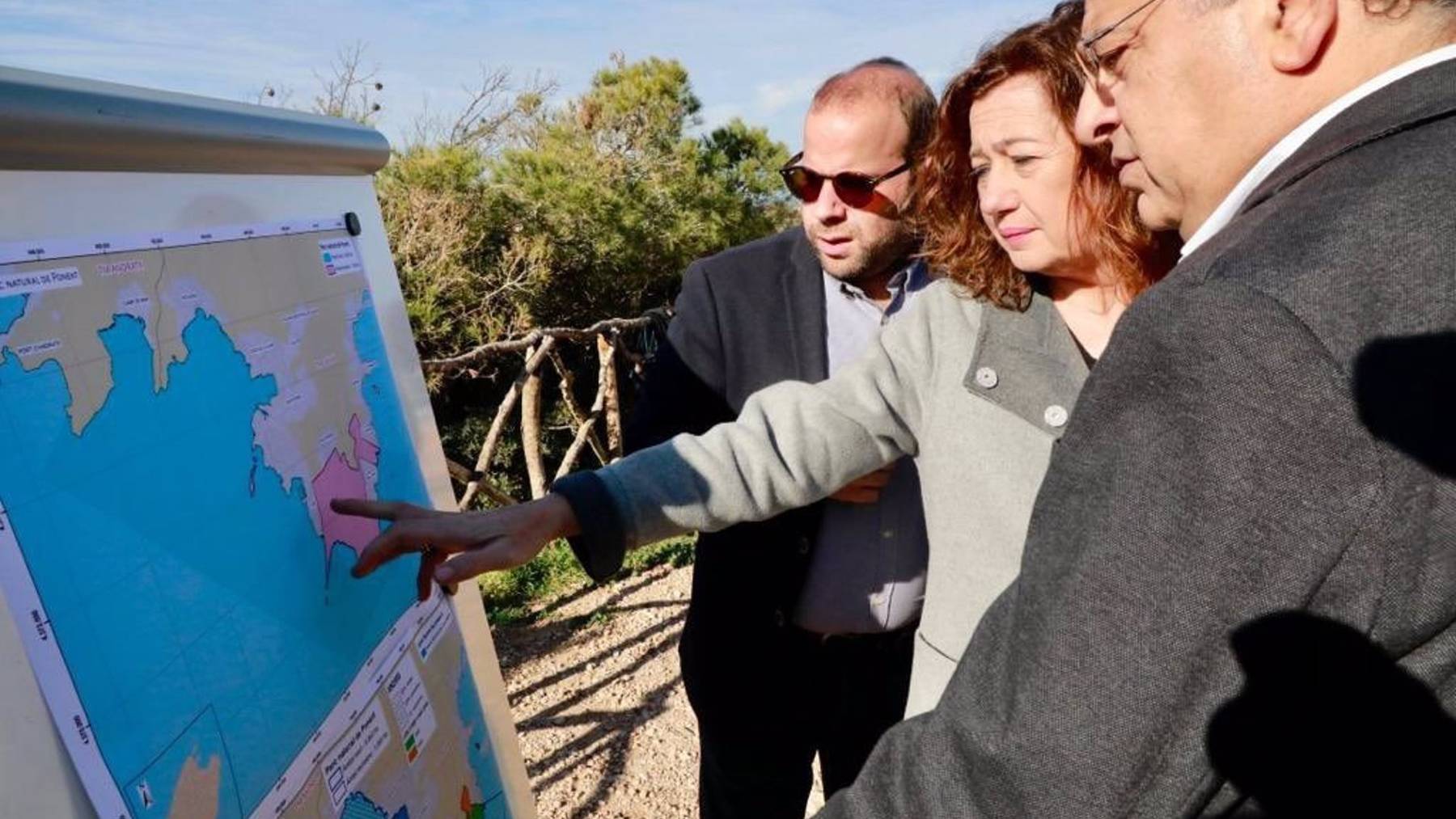 Armengol observa el proyecto de parque natural con el conseller Mir y el alcalde de Calvià.