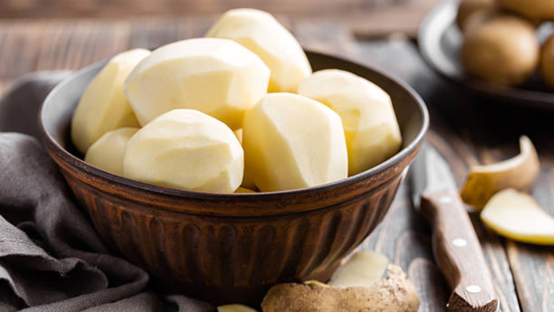 Descubre el truco para pelar las patatas rápidamente y sin usar un pelador o un cuchillo