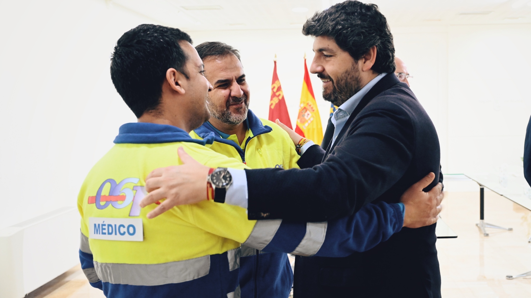 López Miras con voluntarios del terremoto de Turquía.