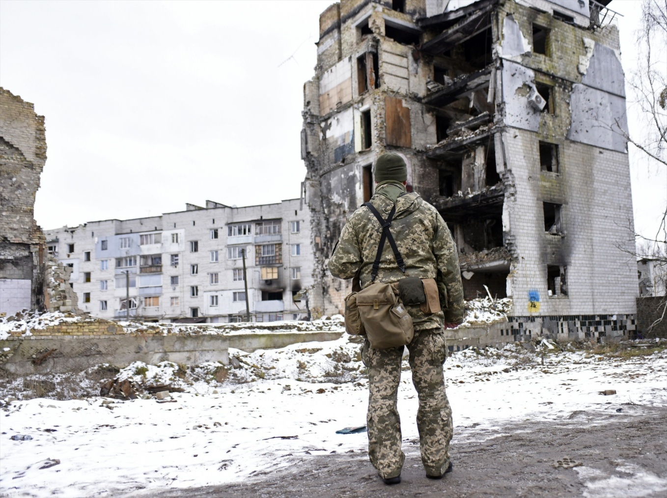 Un soldado de Ucrania frente a un edificio residencial atacado por Rusia en la localidad de Borodianka (Foto: EP)
