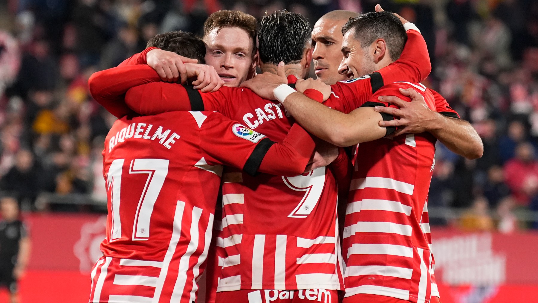 Los jugadores del Girona se abrazan tras un gol (EFE)