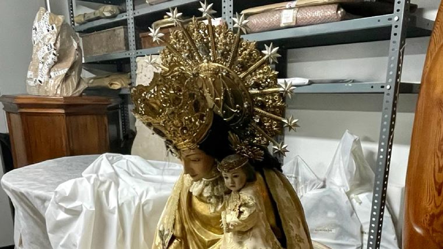 La talla de la Virgen de los Desamparados en el almacén donde se encuentra ahora.