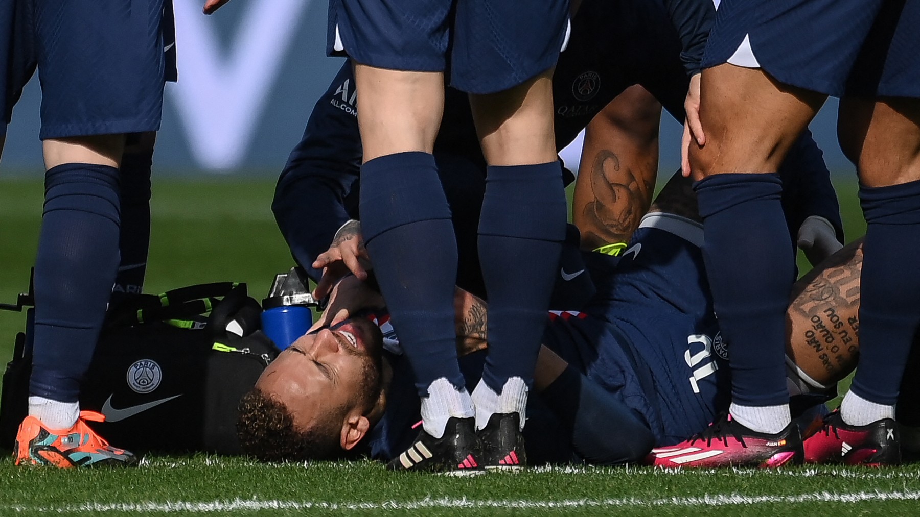 Neymar, tras lesionarse el tobillo. (AFP)