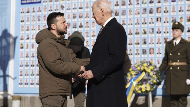 Zelenski junto a Biden durante la ofrenda floral a los caídos en Kiev.