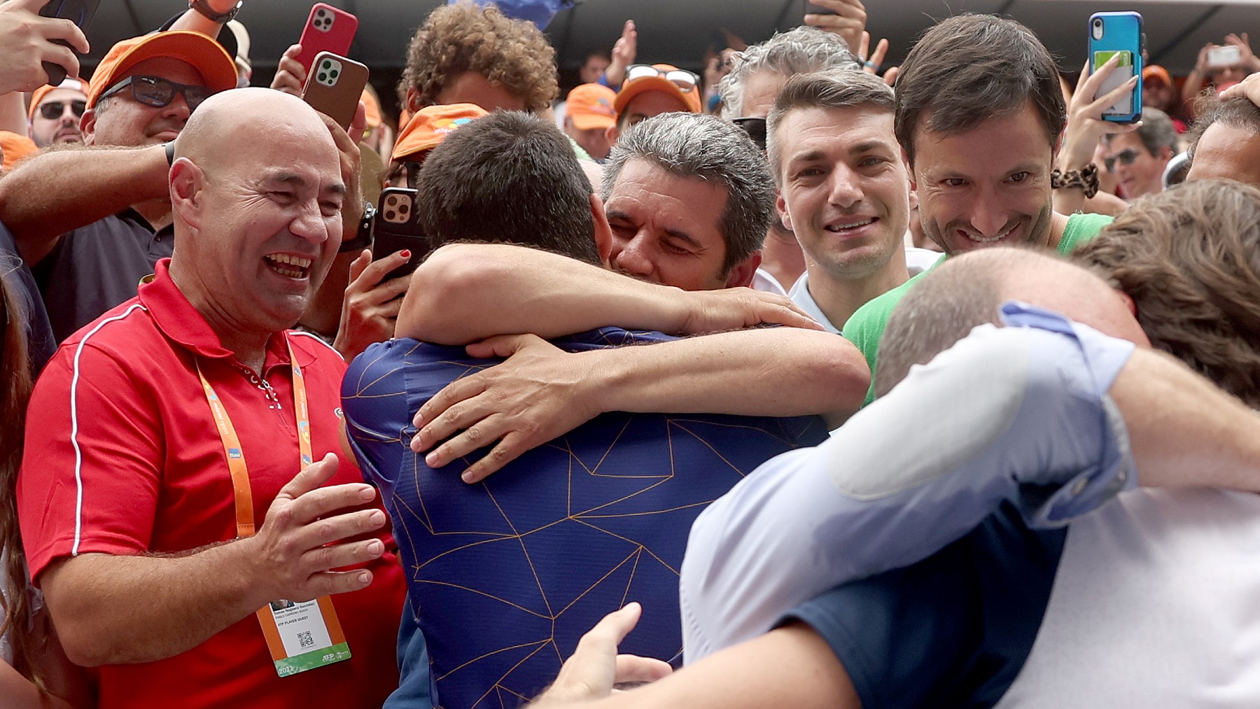 Carlos Alcaraz, padre e hijo, se abrazan tras la conquista del Masters 1000 de Miami. (Getty)