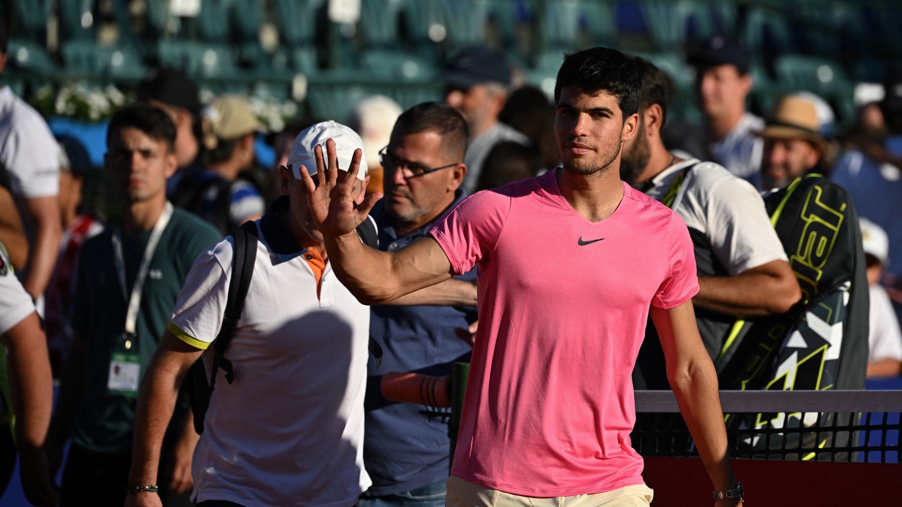 Carlos Alcaraz saluda tras la final de Buenos Aires. (AFP)