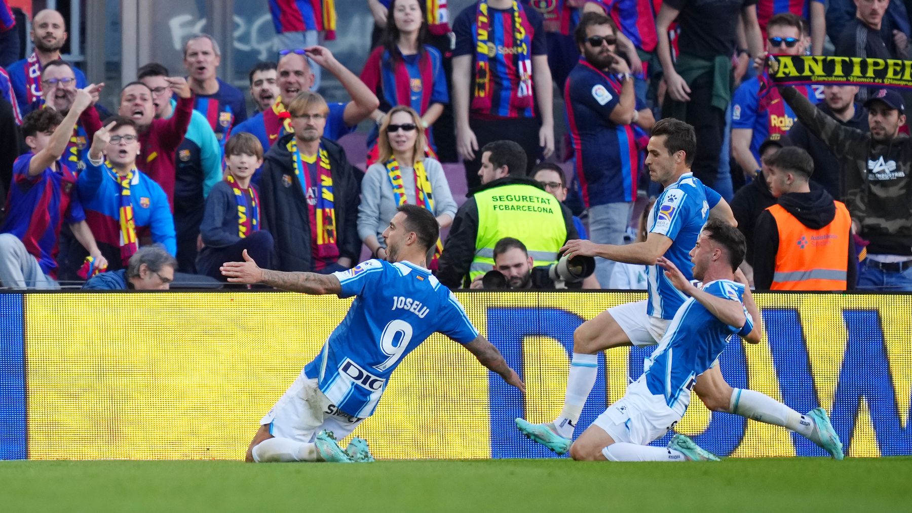 Los jugadores del Espanyol celebran un gol en el Camp Nou. (Getty)